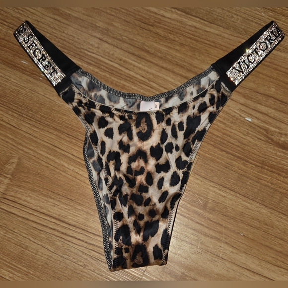 Victoria's Secret Shine Strap Leopard Print High Leg Brazilian Panty Size M - Picture 2 of 6